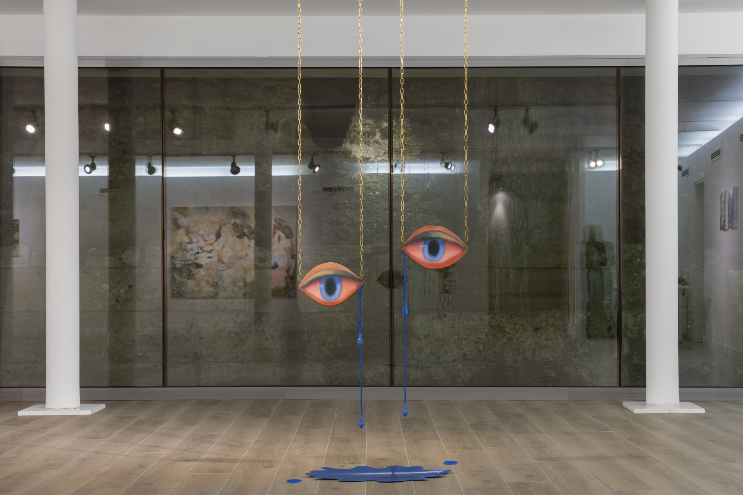 Ivana De Vivanco, Falling eyes, 2021, oil on wood, resin, cords, cement, metallic chains, 280 x 80 x 47cm